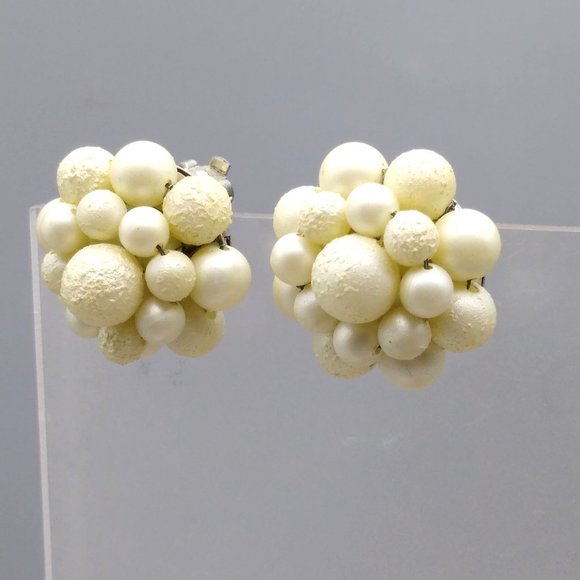 Vintage Bead Cluster Earrings, Classic White Floral Clip Ons from Mid Century - Picture 3 of 4